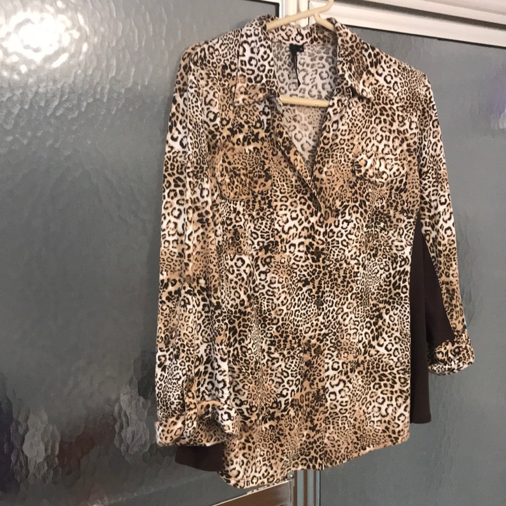 This beautiful Cathy XL animal print 3/4 sleeve button down has elegant buttons